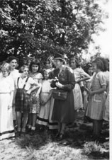 Lotta Hitschmanova et un groupe d'adolescentes de Sèvres