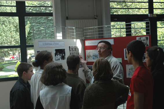 Alain, à Sèvres en 1945, présentant l'exposition aux élèves de 2005.