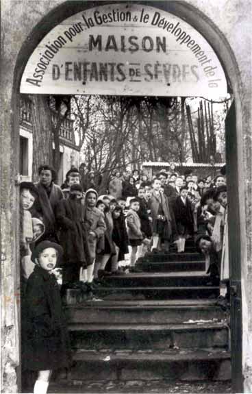 Entrée de la Maison de Sèvres avec une trentaine d'enfants