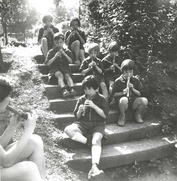 Enfants jouant du pipeau sur les marches de l'escalier - fin des annes cinquante