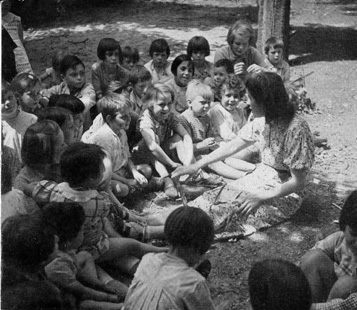 Groupe d'enfants, assis en extrieur autour de Goéland